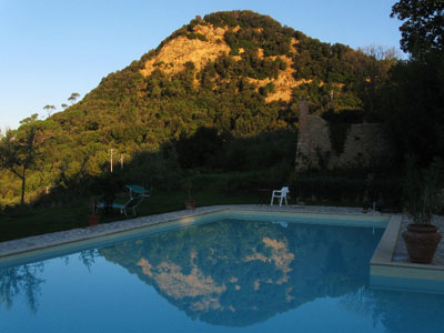 Corso di fotografia 2009: La piscina di Villa Palagione con vista sul Monte Voltraio